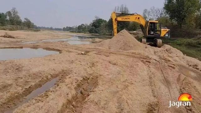 दुमका में NGT के आदेश की उड़ रही धज्जियां, नदियों में धड़ल्ले से हो रहा अवैध बालू खनन