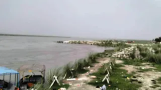 कासगंज के पटियाली में किनारों पर ठोकर मारतीं गंगा नदी की लहरें।