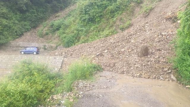मसूरी में आसमान से बरसी 17 घंटे तक आफत, भूस्खलन से देहरादून मार्ग पर यातायात ठप
