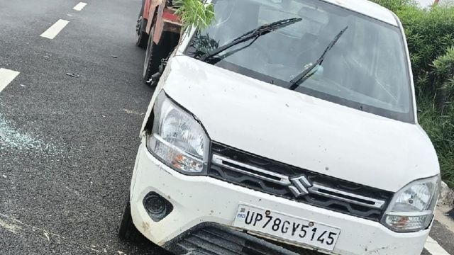 आगरा लखनऊ एक्सप्रेसवे पर भीषण हादसा, टायर फटने से कार रेलिंग से टकराई, चार घायल
