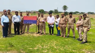 माफिया अतीक अहमद की बेनामी संपत्ति कुर्क करने की कार्रवाई के दौरान प्रयागराज पुलिस व प्रशासन के अधिकारी।