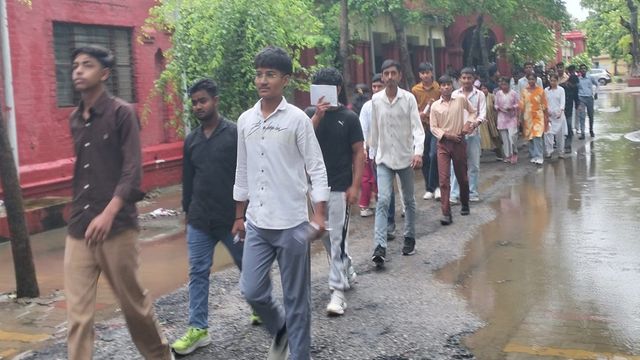 UP Board Compartment Exam: 'शायद आज पानी बरसे' से लेकर 'मैला आंचल' तक, हिंदी के पेपर में पूछे गए कई रोचक सवाल