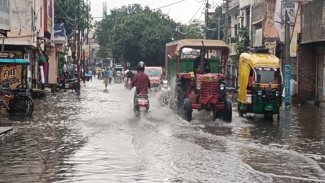 मेरठ में बरसात जारी, कई इलाकों में जलभराव से परेशानी; IMD ने मथुरा से लेकर सहारनपुर तक जारी किया आरेंज अलर्ट