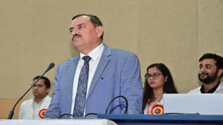 प्रयागराज के एमएलएन मेडिकल कॉलेज में स्किल एनहैंसमेंट कार्यशाला में विचार व्यक्त करते न्यायमूर्ति अरुण कुमार सिंह देशवाल। जागरण