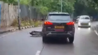 कैब ड्राइवर ने बाइकर को आधे किलोमीटर तक घसीटा (फोटो-सोशल मीडिया)