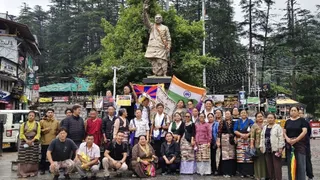 मनाली में पूर्व प्रधानमंत्री अटल बिहारी वाजपेयी की प्रतिमा के नीचे एकत्र हुए तिब्बती समुदाय के लोग। जागरण