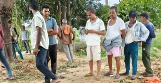 शव मिलने की सूचना के बाद घटनास्थल पर मौजूद ग्रामीण। जागरण