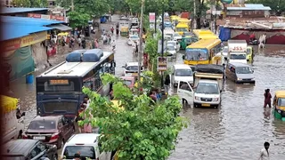 शीतला माता रोड पर लगा लंबा जाम। फोटो- संजय।