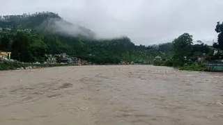 भारी बारिश से सरयू-गोमती का जलस्तर बढ़ा।