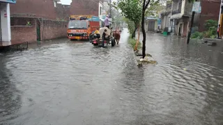 धामपुर में सड़क पर हुआ जलभराव।