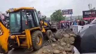 देहरादून के प्रेमनगर स्थित नन्दा की चौकी में पुल की एप्रोच रोड को दुरुस्त करने का काम शुरू।