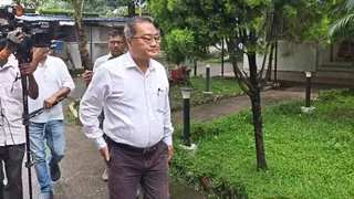 झारखंड के पूर्व मुख्य सचिव सह जेपीएससी के पूर्व अध्यक्ष एल. खियांगते पहुंचे सीआईडी कार्यालय।