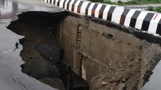 नंदा की चौकी का 16 करोड़ के नया की एप्रोच रोड धंसी।