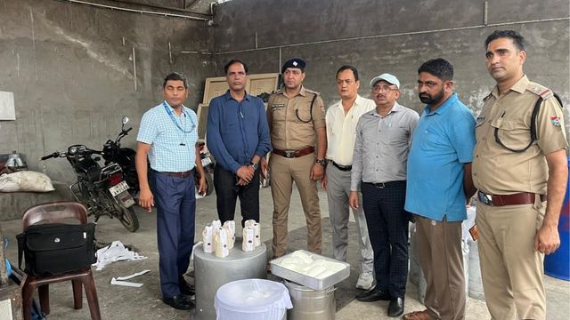 मिल्क पाउडर और फोरेन फेट से बनाया पनीर, हरिद्वार में गुज्जर डेयरी पर खाद्य विभाग की कार्रवाई