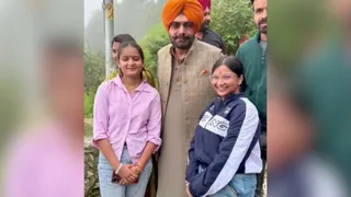 मां सुरकंडा देवी मंदिर में प्रवास के दौरान प्रशंसकों के साथ फोटो खिंचाते पूर्व क्रिकेटर नवजोत सिंह सिद्दू। जागरण