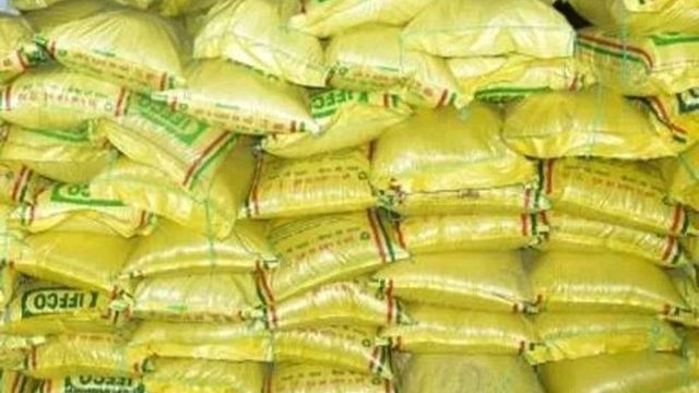 गढ़वा में खाद की कालाबाजारी, तय मूल्य से दोगुने दाम पर बिक रही यूरिया और DAP