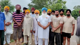 पानी छोड़ते ही फिर टूटा नवनिर्मित पक्का सूआ। फोटो जागरण