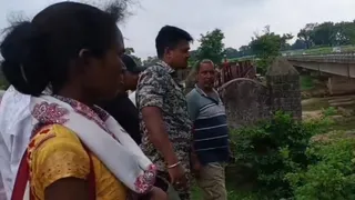 पुल से नीचे गिरी बाइक