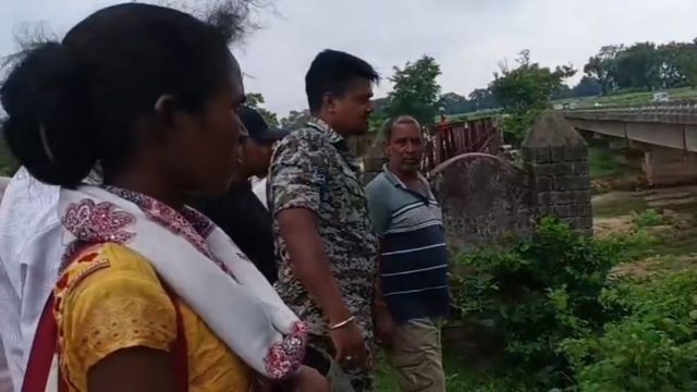 गुमला में मछली खरीदने जा रहे थे तीन दोस्त, पुल से नीचे गिरी बाइक; दो की मौके पर मौत