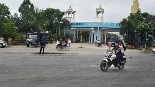 रामपुर स्थित जौहर विश्व विद्यालय में धरना समाप्त होने के बाद सूना पड़ा मुख्य द्वार।