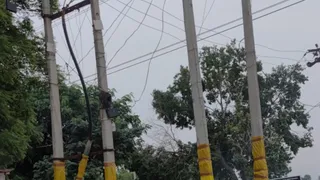 जेवर के मोहम्मदाबाद गांव में विद्युत पोल पर की गई टेपिंग। सौ- निगम
