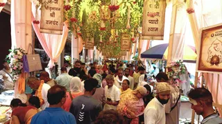 वृंदावन में गुरु पूर्णिमा महोत्सव पर श्रीराधा केलिकुंज में पादुका पूजन को पहुंचे श्रद्धालुओं की भीड़। - फोटो: जागरण।