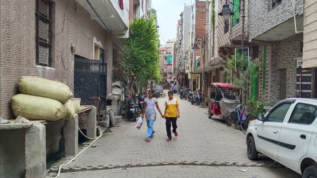 खोड़ा की 'भूलभुलैया' गलियों को कब मिलेगी पहचान? टेंडर ही नहीं हुआ, लोहे के बोर्ड लगाने की योजना लटकी