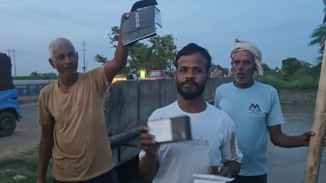 UP की नहर में नहाने की जगह नए स्मार्टफोन निकालने को कूदे लोग; बहते 'पैकेट बंद' मोबाइल देख मची अफरातफरी