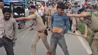 रुद्रपुर में सामूहिक दुष्कर्म के आरोपितों को आक्रोशित भीड़ से बचाते पुलिस कर्मी। जागरण