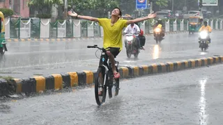 मध्य दिल्ली में शाम को हुई वर्षा ने उमस भरी गर्मी से दी राहत। बहादुर शाह जफर मार्ग पर वर्षा का आनंद लेता साइकिल सवार किशोर। जागरण