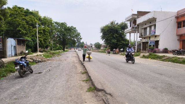 18 करोड़ की सड़क योजना पर वन विभाग का ब्रेक! एक साल से अधूरा फोरलेन, न सड़क पूरी हुई न नाला; पेड़ों ने रोकी रफ्तार