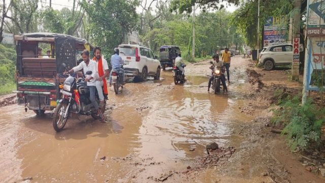'डुमरांव पेरिस बन गया!' वायरल रील्स में छलका सड़क का दर्द, गड्ढों व जलजमाव से परेशान लोग पूछ रहे- आखिर कब सुधरेगी तस्वीर?

