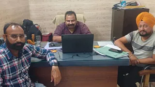आइलेट सेंटरों की जांच करते अधिकारी। फोटो जागरण