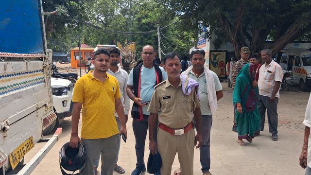 गोपालगंज में दो ट्रकों की आमने-सामने टक्कर, केबिन में फंसी चालक की जिंदगी; दूसरा ड्राइवर ट्रक छोड़ भागा
