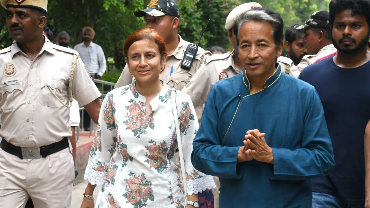 राष्ट्रपिता को श्रद्धांजलि देने राजघाट पहुंचे सोनम वांगचुक, कहा- गांधी का सत्याग्रह आज भी उतना ही प्रासंगिक
