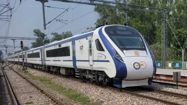 इटावा में फिर वंदे भारत एक्सप्रेस पर पथराव, C-7 कोच का शीशा चटका; बाल-बाल बचे यात्री
