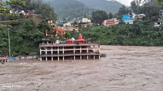 रुद्रप्रयाग में चेतावनी के निशान से ऊपर बह रही अलकनंदा-मंदाकिनी नदियां। जागरण