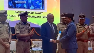 दिल्ली में आयोजित कार्यक्रम के दौरान सीबीआइ के निदेशक प्रवीण सूद से राष्ट्रपति पदक लेते सेवानिवृत्त सहायक कमांडेंट संजय रावत।साभार : स्वयं