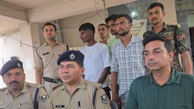 बिहार में नकल का 'हाईटेक' तरीका: चप्पल में छिपाया डिवाइस; यूट्यूब से सीखी चीटिंग, तीन छात्र गिरफ्तार
