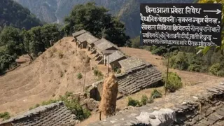स्वाला गांव। यहां प्रवेश द्वार के पास ग्राम पंचायत की ओर से चेतावनी बोर्ड लगाया गया है। जागरण