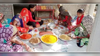 ग्राम पंचायत पवसरा में मसाले तैयार करतीं आशा महिला मंडल स्वयं सहायता समूह की महिलाएं। जागरण