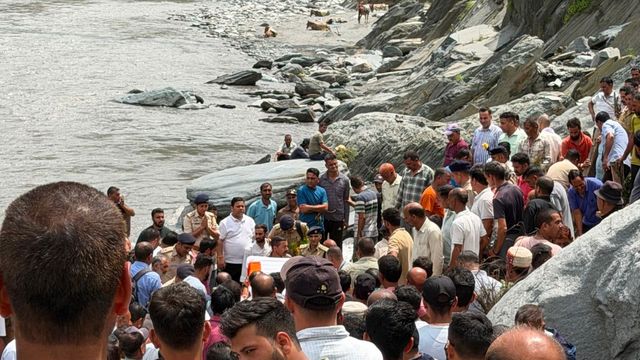 चंबा हादसा: सिसकियों से गूंजा रावी का तट, परिवार के 4 सदस्यों की एक साथ जली चिताए; 3 महीने का मासूम किया दफन
