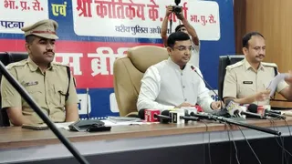 प्रचार बंद होने के बाद साइलेंट पीरियड के नियमों की जानकारी देते डीएम कुंदन कुमार व एसएसपी कार्तिकेय शर्मा। जागरण