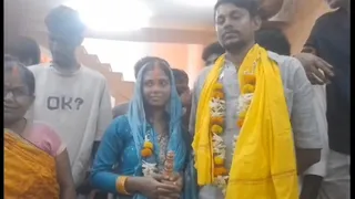 मंदिर में शादी के दाैरान विकास साव और खुशी कुमारी। (फोटो साैजन्य)