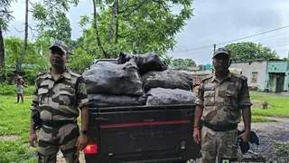 जब्त कोयले के साथ सीआइएसएफ जवान। (फोटो साैजन्य)