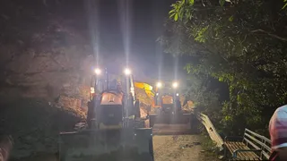श्रीनगर-पौड़ी-कोटद्वार राष्ट्रीय राजमार्ग खंडाह के समीप भूस्खलन के बाद मलबे को हटाती जेसीबी मशीन।