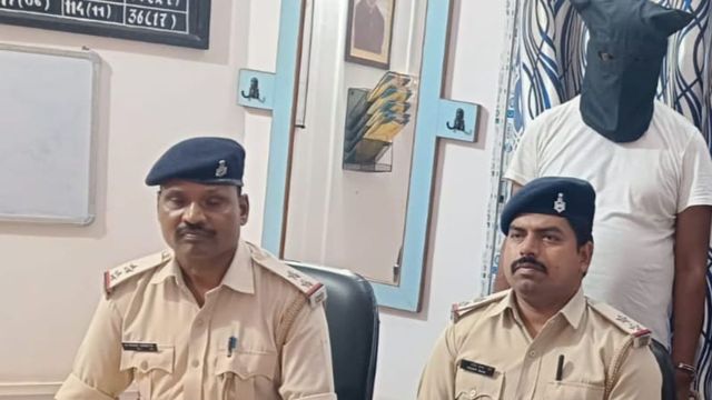 जामताड़ा में फर्जी पुलिसकर्मी गिरफ्तार, वर्दी पहन लोगों को करता था वसूली; कट्टा-कारतूस समेत कई सामान जब्त

