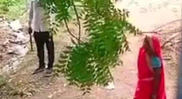 झांसी में तमंचा लहराने और धमकी देते युवक का वीडियो सोशल मीडिया पर वायरल, तलाश को पुलिस अलर्ट
