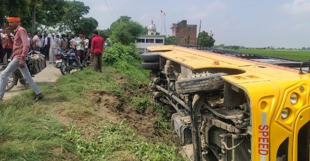 कन्नौज में बड़ा हादसा, एसएस चिल्ड्रन एकेडमी स्कूल की बस पलटी, 38 छात्र घायल
