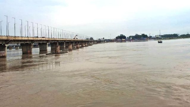कासगंज में गंगा का जल स्तर चेतावनी बिंदु से ऊपर, कछला घाट पर प्रशासन अलर्ट; नहाने पर लगाई रोक
